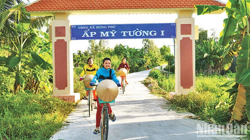 Đường về xã vùng sâu Hưng Phú (Phước Long, Bạc Liêu) hôm nay. (Ảnh TRỌNG DUY)