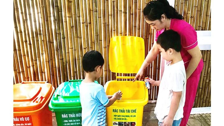 Phạt tiền gia đình, cá nhân không phân loại rác