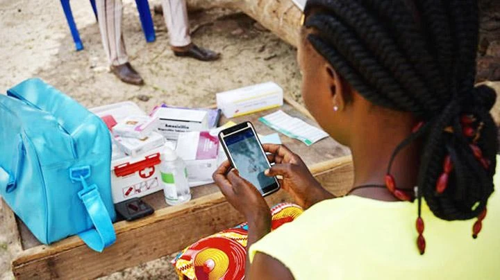 Alizeta nhập dữ liệu người bệnh trên ứng dụng mHealth. Ảnh: LE MONDE