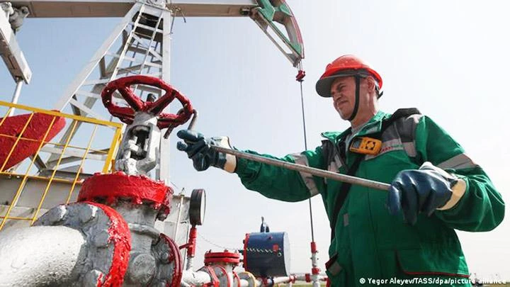 Công nhân làm việc tại một mỏ khai thác dầu khí của Nga. Ảnh: DEUTSCHE WELLE