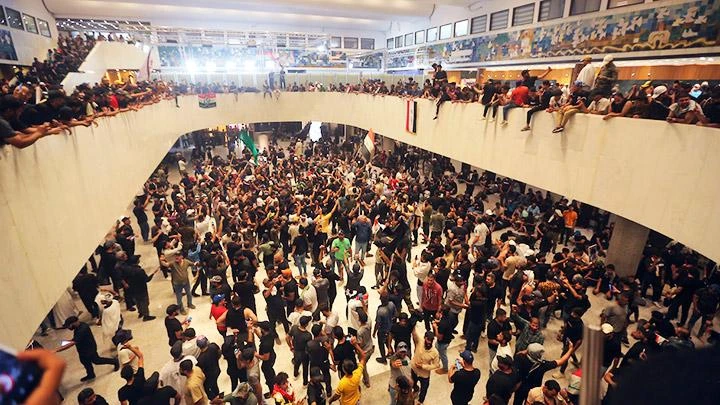 Người biểu tình tràn vào tòa nhà Quốc hội Iraq. Ảnh: AP