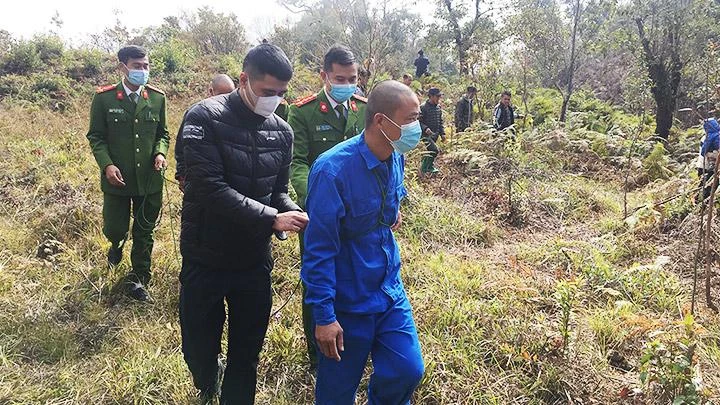Công an xã Y Tý tham gia thực nghiệm hiện trường một vụ án xảy ra trên địa bàn xã. Ảnh: HOÀNG VIỆT