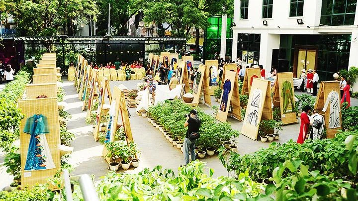 Áo dài trên con đường di sản