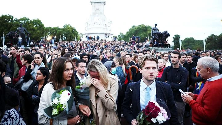 Người dân Anh chờ tin tức về sức khỏe Nữ hoàng Elizabeth II bên ngoài Cung điện Buckingham. Ảnh: NATIONAL REVIEW