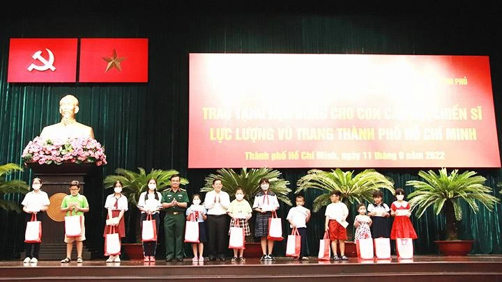 Trao tặng học bổng cho con cán bộ, chiến sĩ có hoàn cảnh khó khăn