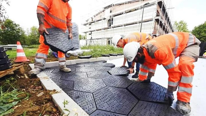 Công nhân của Purple Alternative Surface lắp ráp các tấm Purple Solo. Ảnh: AFP