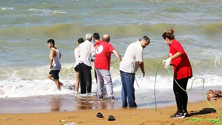 Lực lượng cứu hộ vụ lật thuyền chở 89 người di cư từ Lebanon tới châu Âu. Ảnh: REUTERS