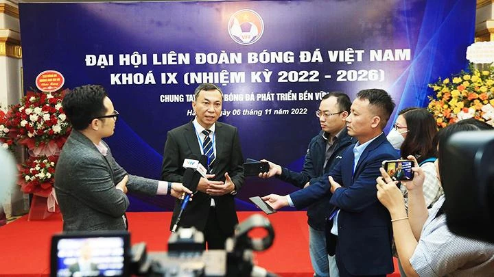 Ông Trần Quốc Tuấn trả lời phỏng vấn báo chí.