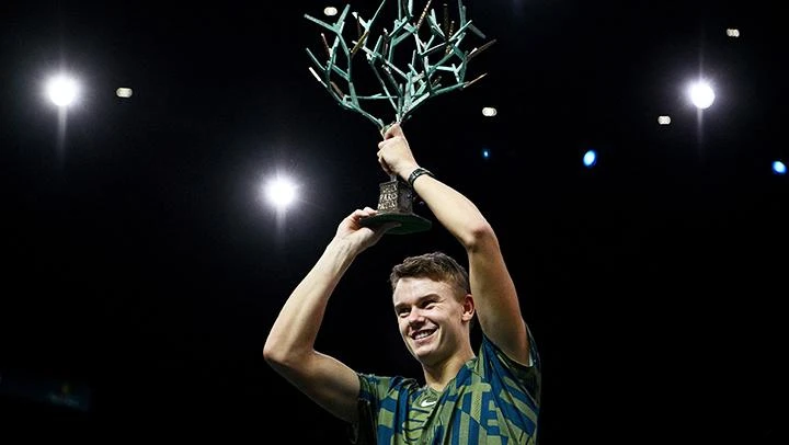 Holger Rune nâng cao chiếc cúp vô địch giải Paris Masters.