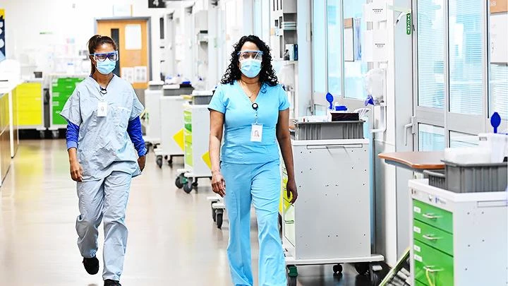 Lĩnh vực y tế tại Canada đang thiếu trầm trọng nhân lực. Ảnh: POLICY OPTIONS