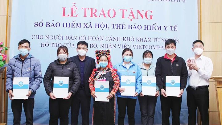 Tặng sổ bảo hiểm xã hội, thẻ bảo hiểm y tế cho người khó khăn