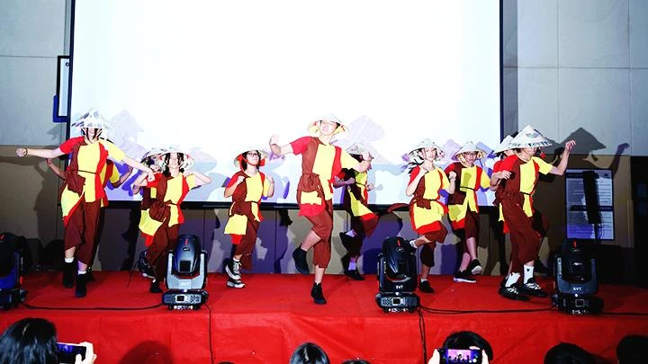 Tiết mục "Trống cơm" kết hợp giữa truyền thống và hiện đại được nhiều người xem thích thú.