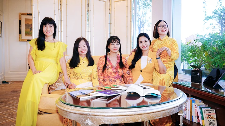 Nhóm Nữ dịch giả Hà Nội. Ảnh: LÊ VIỆT