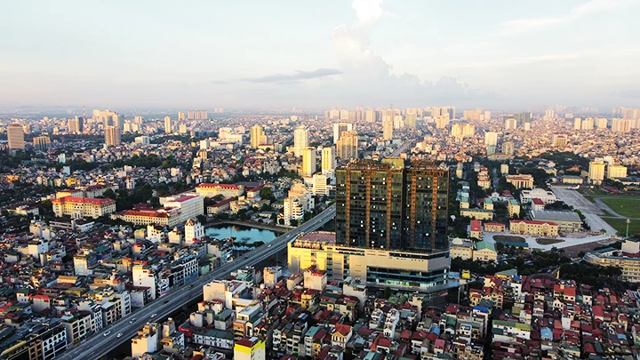 Đường vành đai 2 chuẩn bị thông xe đoạn từ cầu Vĩnh Tuy-Ngã Tư Sở. Ảnh: KHIẾU MINH