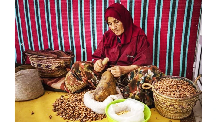 Một phụ nữ nghiền hạt làm dầu argan. Ảnh: LE MONDE