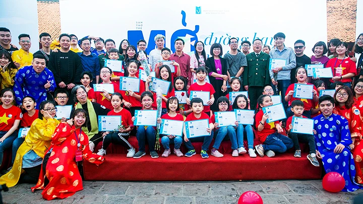 Ngày thơ tại Hoàng thành Thăng Long