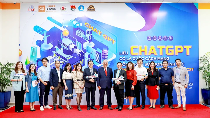 “Liệu ChatGPT có là cuộc cách mạng công nghệ số trong lĩnh vực kinh doanh quốc tế và logistics?”