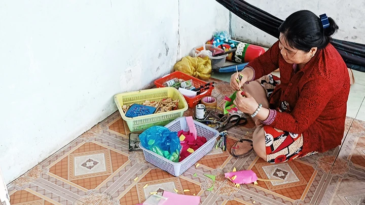 Bà Đặng Thị Ly làm những món đồ chơi ngộ nghĩnh. 