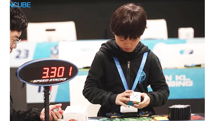 Thần đồng giải rubik 
