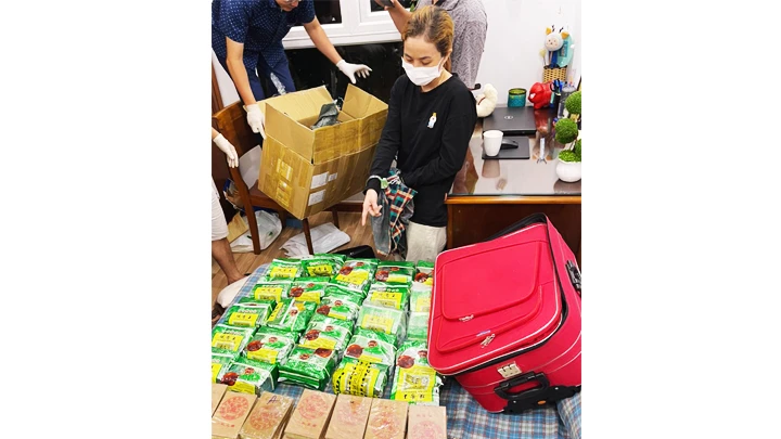 Đối tượng và tang vật vụ án.
