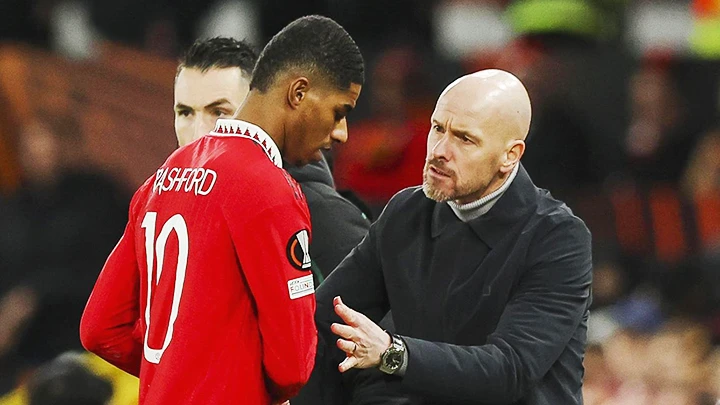 HLV Ten Hag (phải) đang đau đầu vì "cơn bão" chấn thương ở Man United.