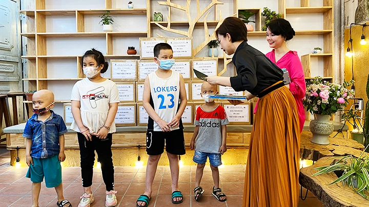 Các em nhỏ được nhận những cuốn sách mới.