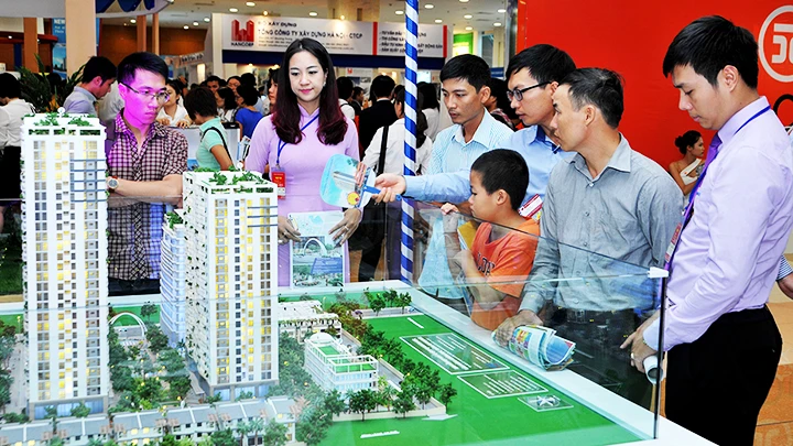 Khách hàng tìm hiểu về dự án bất động sản. Ảnh: NAM ANH
