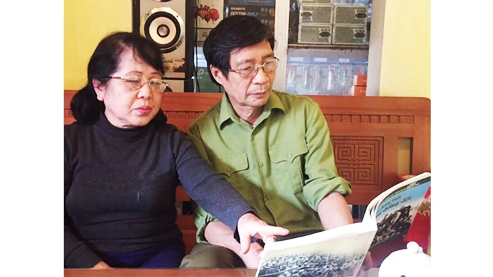 Cựu chiến binh Dương Quang Lựa cùng vợ ôn lại ký ức chiến trường. 
