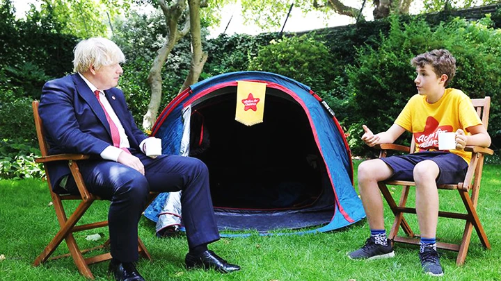 Max Woosey và cựu Thủ tướng Boris Johnson bên chiếc lều của mình. Ảnh: ACTIONFORCHILDREN