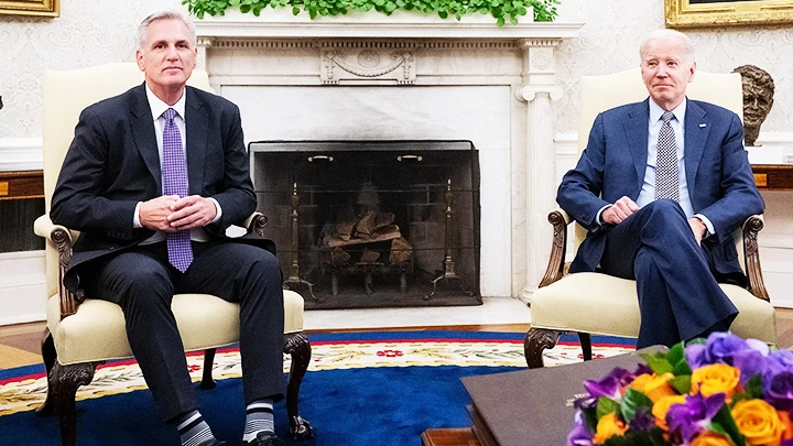 Tổng thống Biden (phải) và Chủ tịch Hạ viện McCarthy đạt thỏa thuận sơ bộ về nâng trần nợ công. Ảnh: CNN