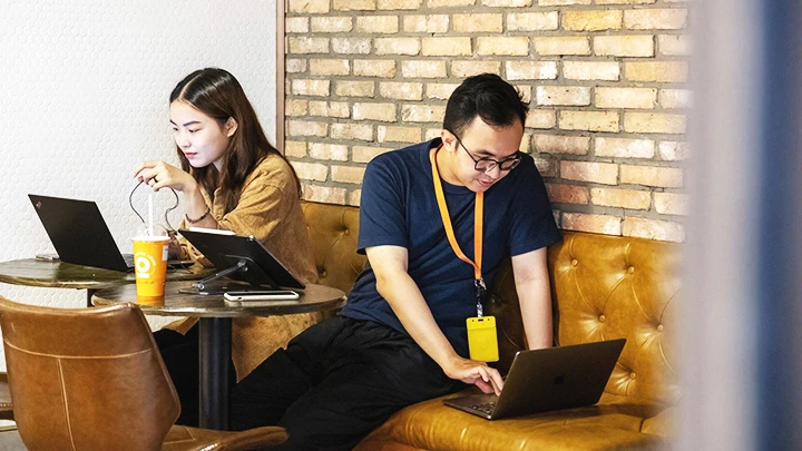 Nhiều người trẻ làm thêm để trang trải các chi phí. Ảnh: BLOOMBERG