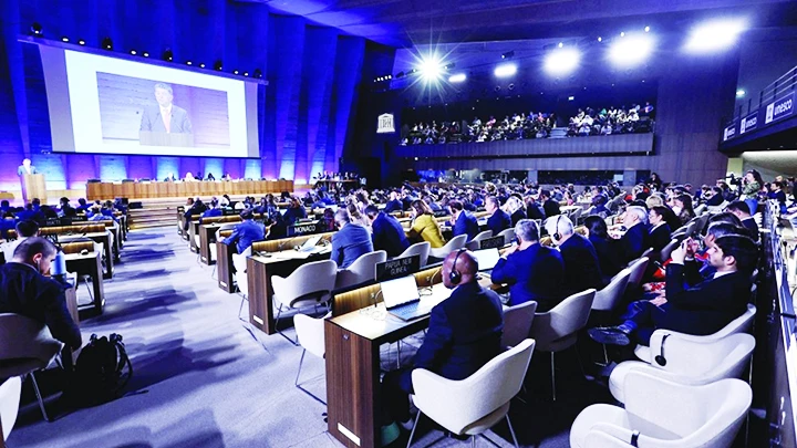 Một phiên làm việc trong khuôn khổ vòng đàm phán ở Paris về rác thải nhựa. Ảnh: REUTERS