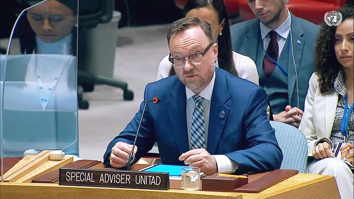 Trưởng nhóm điều tra Christian Ritscher thông báo về hoạt động của UNITAD tại Iraq. Ảnh: REUTERS