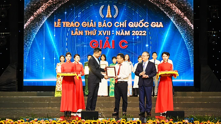 Đại diện nhóm tác giả Báo Thời Nay nhận giải C Báo chí quốc gia. Ảnh: DUY LINH