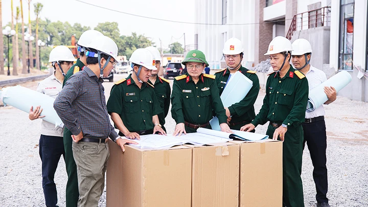 Đại tá Nguyễn Đăng Giáp cùng các đồng nghiệp trên công trường.