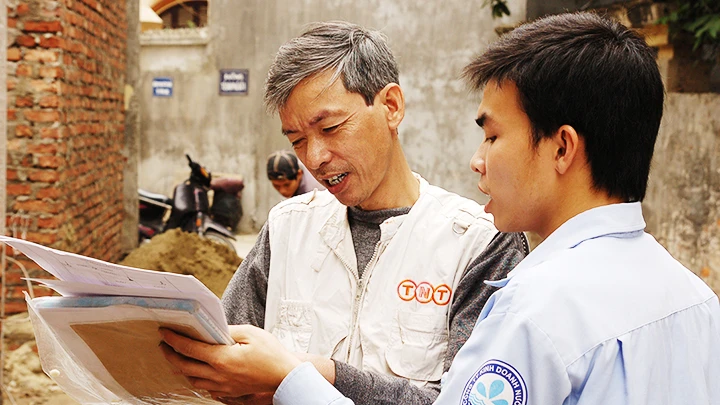 Lắp đặt hệ thống nước sạch cho người dân. Ảnh: SONG ANH
