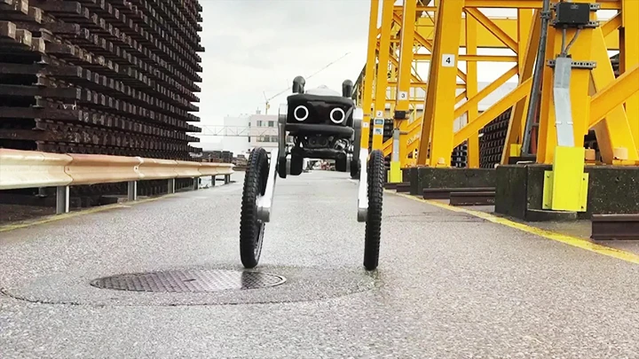 Robot bảo an đang tuần tra. Ảnh: EURONEWS
