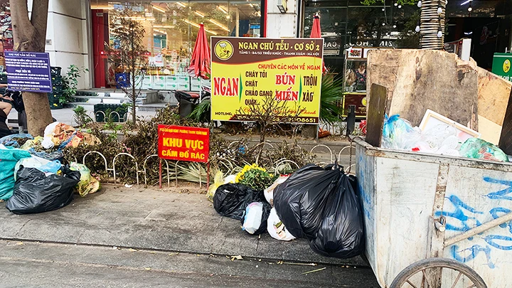 Rác thải xuất hiện ở rất nhiều nơi gây mất mỹ quan đô thị, ô nhiễm môi trường.