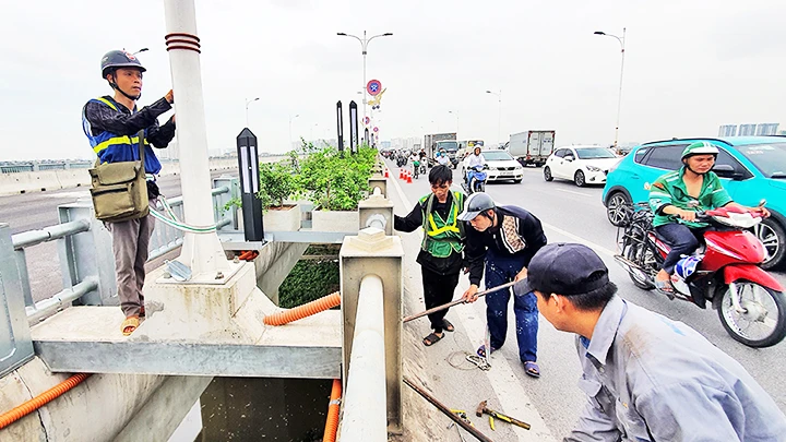 Đấu nối điện cho hệ thống chiếu sáng.