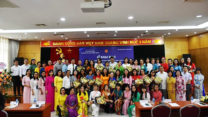Các thầy, cô và tình nguyện viên tham gia khóa tập huấn.