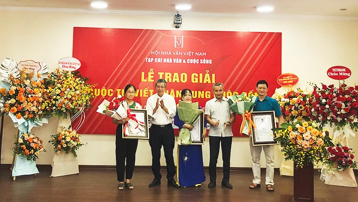 Trao giải thưởng cho một số tác giả.