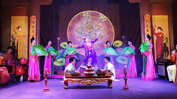 Tiết mục sân khấu hóa một giá đồng trong không gian nhà hát. Ảnh: MAI PHƯƠNG