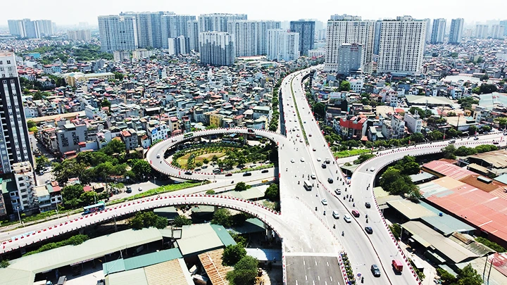 Nhiều công trình giao thông phát triển góp phần thay đổi diện mạo đất nước.Ảnh: ANH QUÂN