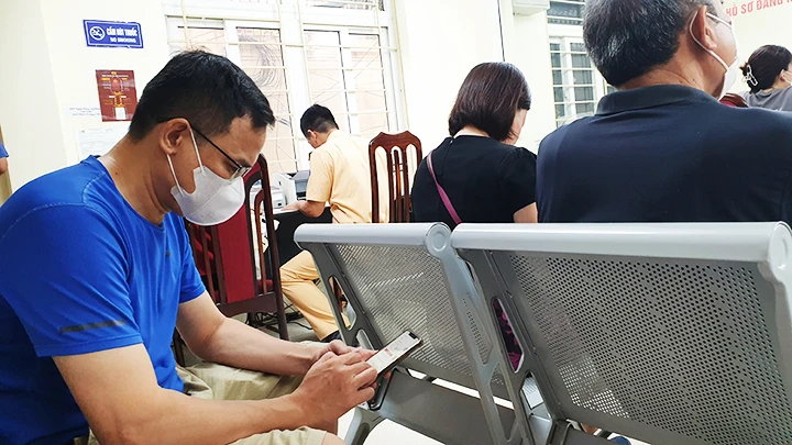 Khi tham gia đấu giá, điện thoại hoặc máy tính phải có wifi đường truyền tốt. Ảnh: SONG ANH
