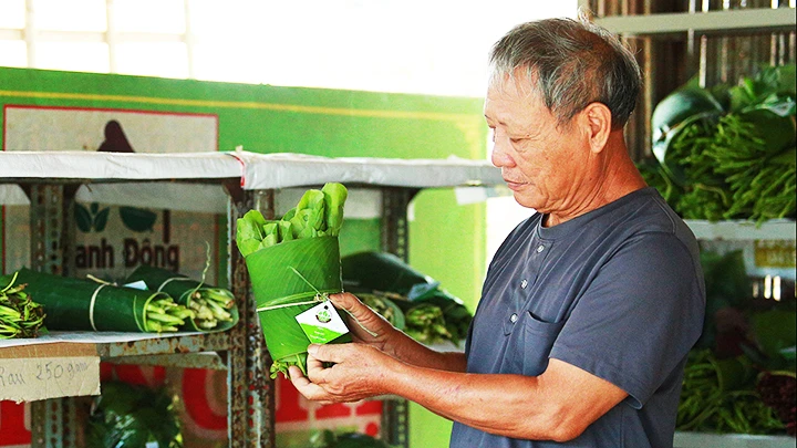 Đóng gói rau hữu cơ trước khi chuyển đi tiêu thụ.