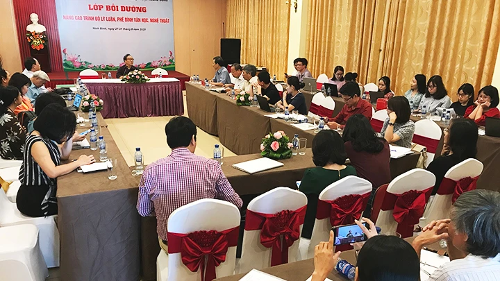 Một lớp bồi dưỡng lý luận, phê bình do Hội đồng tổ chức.