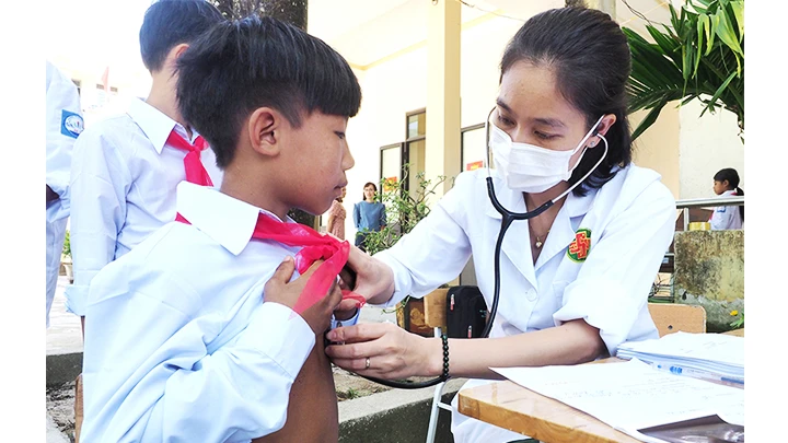 Khám, phát thuốc miễn phí cho các em nhỏ vùng cao