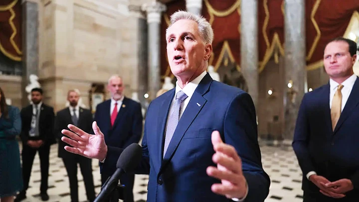 Chủ tịch Hạ viện Kevin McCarthy trả lời báo giới sau khi Quốc hội Mỹ thông qua dự luật ngân sách tạm thời. Ảnh: AP