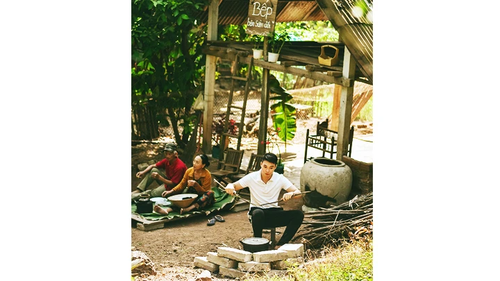 Căn bếp bên sườn đồi là nơi anh Tài nấu những bữa cơm giản dị, ấm cúng.