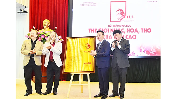 Ban tổ chức hội thảo tặng quà kỷ niệm cho gia đình nhạc sĩ Văn Cao. Ảnh: THỦY NGUYÊN